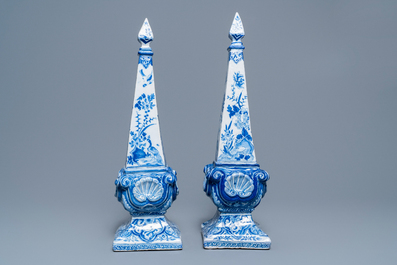 Une pair de grands ob&eacute;lisques en fa&iuml;ence de Delft en bleu et blanc, 18&egrave;me